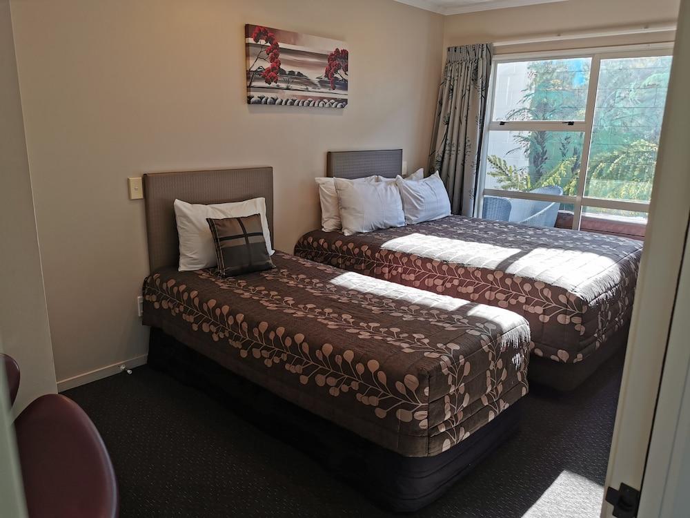 Capri On Fenton Motel 4*
